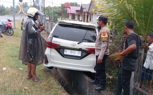 Kecelakaan Tunggal di Samatiga, Mobil Avanza Hantam Pagar Kantor Geuchik