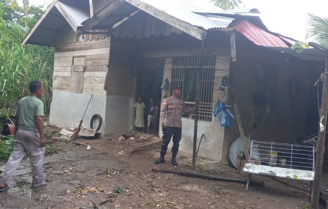 Cuaca Ekstrem di Aceh Utara Sebabkan Dua Rumah Warga Tertimpa Pohon