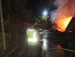 Diduga Korsleting Listrik, Api Melalap Rumah dan Toko Kelontong di Samatiga