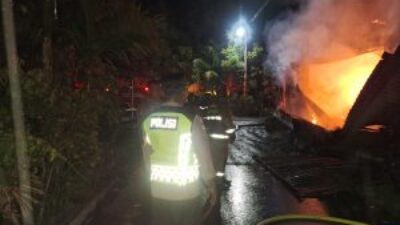 Diduga Korsleting Listrik, Api Melalap Rumah dan Toko Kelontong di Samatiga
