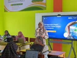 USK Dampingi Guru SMAN 16 Integrasikan Papan Interaktif Digital