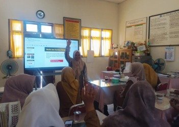 Smartphone Jadi Media Eksperimen Fisika dalam Pelatihan Guru Bireuen