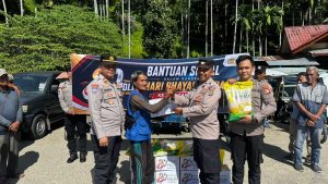 Polres Aceh Selatan Gelar Bakti Sosial di Terminal Tapaktuan