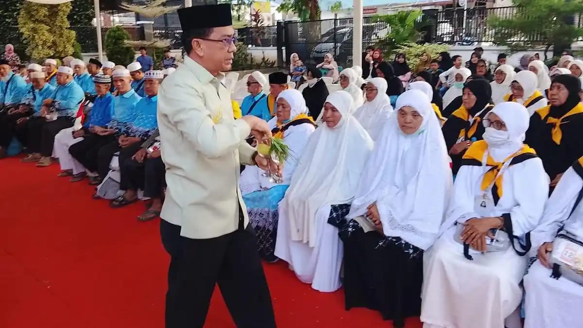 92 Jama’ah Haji Abdya tiba dibumoe Breuh sigupai, disambut prosesi Peusijuk