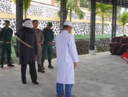 Kejari Gayo Lues Cambuk 7 Terpidana Pelanggar Qanun Jinayat