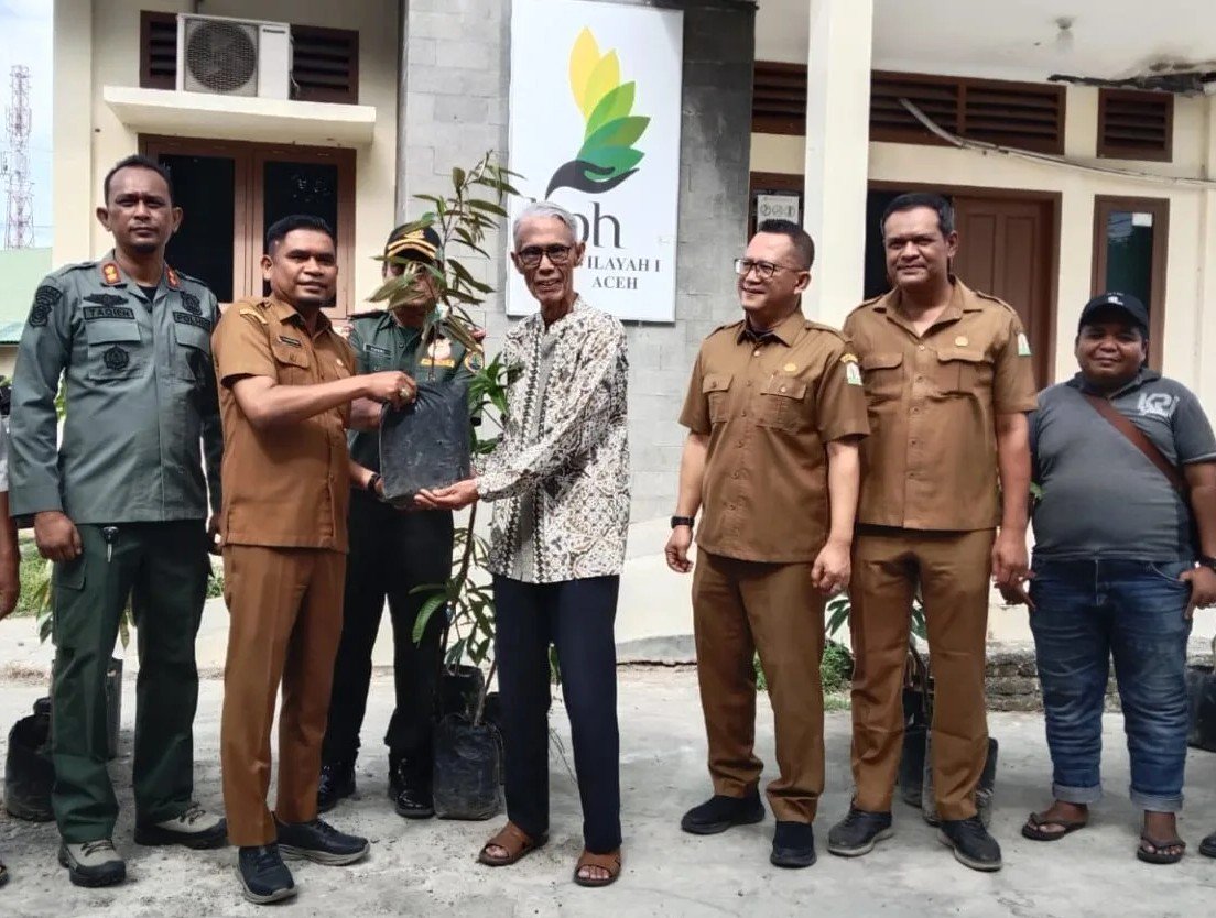 Aceh Bagikan Bibit Mangga dan Durian Dorong Ekonomi Warga