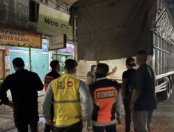 Warga Hadang Truk Kelebihan Muatan Lintasi Jembatan Bailey di Kutablang