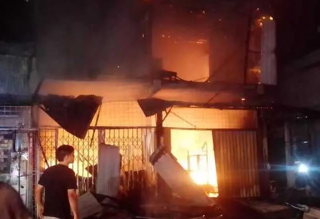 Diduga Korsleting Listrik, Ruko di Jalan Syiah Kuala Dilalap Api