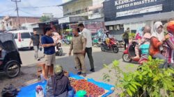 PKL Berjualan di Bahu Jalan Pasar Ketapang Ditertibkan