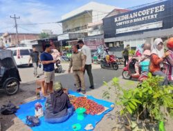 PKL Berjualan di Bahu Jalan Pasar Ketapang Ditertibkan