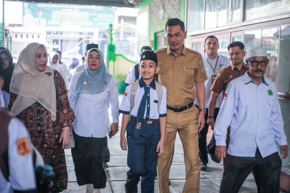 Hari Pertama Sekolah, Sekda Aceh Ajak Ayah Terlibat Aktif Dampingi Anak