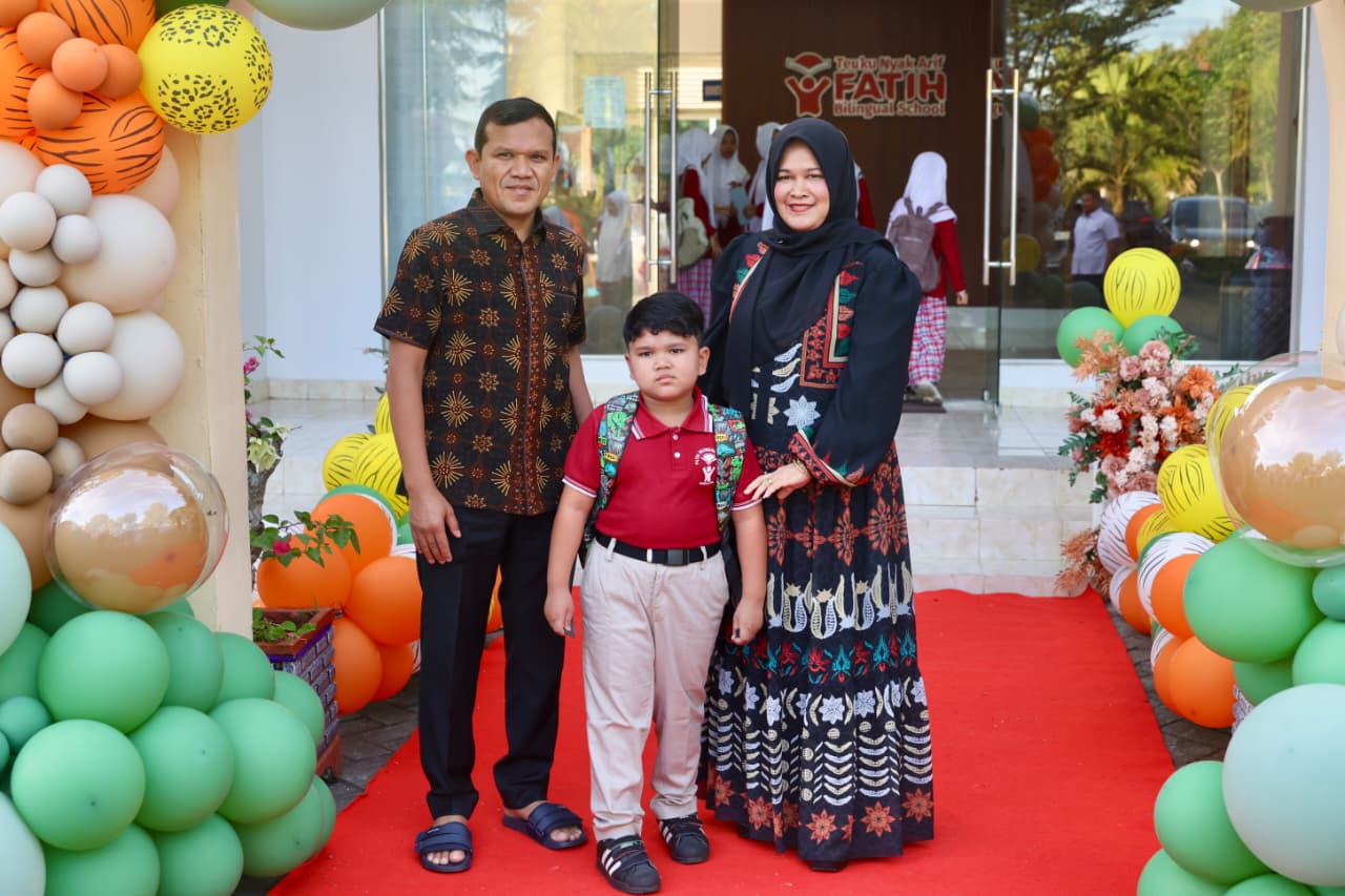 Momentum Masuk Sekolah, Fadhlullah Antar Putra dan Dukung GAMAS