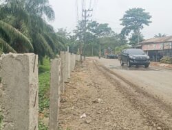 Warga Pertanyakan Pemasangan Tiang Pagar HGU PT SMI di Ruas Jalan Elak