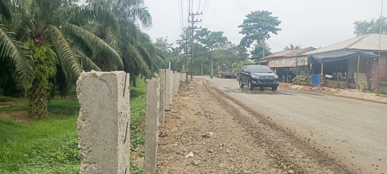 Warga Pertanyakan Pemasangan Tiang Pagar HGU PT SMI di Ruas Jalan Elak