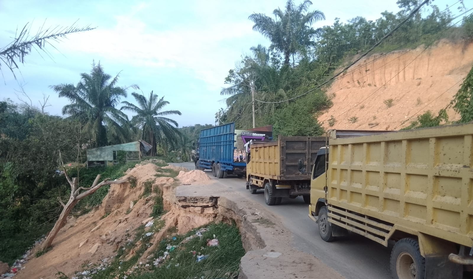 Jalan Bukit Suling Terancam Putus, Warga Rantau Desak Perbaikan