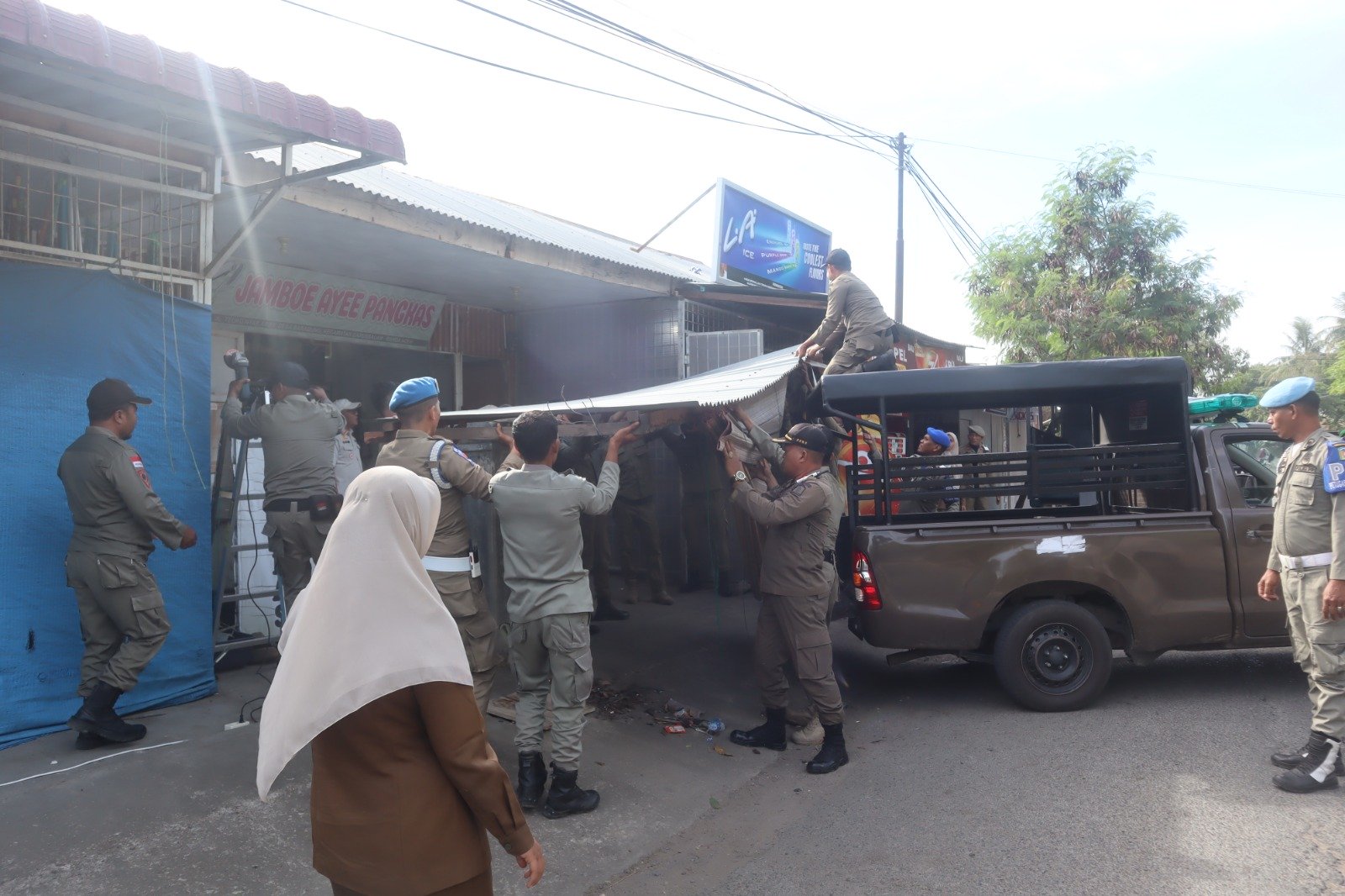 PKL Berjualan di Atas Drainase, Satpol PP Aceh Besar Lakukan Penertiban