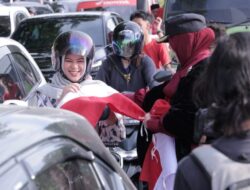 Sambut HUT Ke-81 RI, Illiza Bagikan Bendera Merah Putih kepada Pengendara