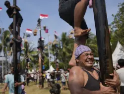 Dinilai Tidak Edukatif, Bupati Aceh Barat Larang Lomba Panjat Pinang