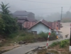 Intensitas Curah Hujan Tinggi, Air Sungai Meluap di Jalan Lintas KKA