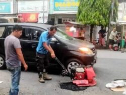 Rusak dan Berlubang, Jalan Selamat Blangpidie Mulai Diperbaiki