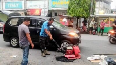 Rusak dan Berlubang, Jalan Selamat Blangpidie Mulai Diperbaiki