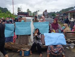 Ratusan Warga Ketambe Blokir Jalan Kutacane-Gayo Lues, Tuntut Bantuan Banjir