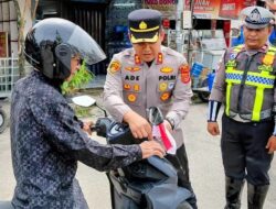 Sambut HUT Ke-81 RI, Polres Abdya Bagikan Bendera kepada Pengendara