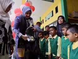 Usai Salurkan Bantuan, Kak Na Traktir Siswa MIN 9 Bireuen Es Krim