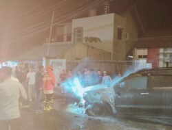 Mati Mesin di Tengah Macet, Toyota Fortuner Terbakar di Banda Aceh