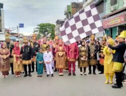 Ribuan Pelajar Meriahkan Karnaval Pakaian Adat di Blangpidie