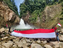 Semarak HUT ke-81 RI, LKJ Kibarkan Merah Putih di Air Terjun Kedabuhan