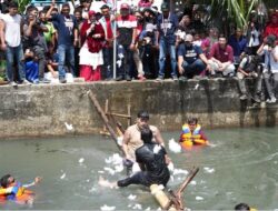 Meriahkan HUT RI, Illiza Ikut Lomba Pukul Bantal di Sungai Lampaseh