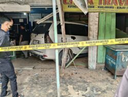 Mengantuk Saat Mengemudi, Avanza Tabrak Becak dan Toko di Aceh Tenggara