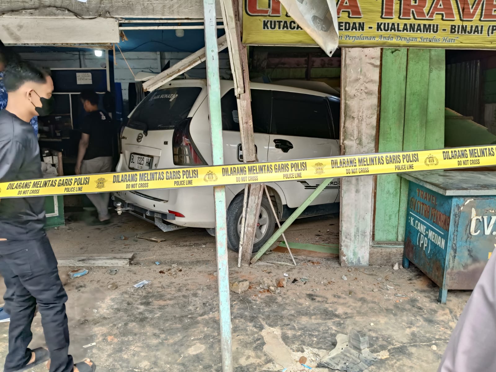 Mengantuk Saat Mengemudi, Avanza Tabrak Becak dan Toko di Aceh Tenggara