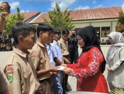 Korban Kebakaran Jagong Jeget Terima Bantuan Perlengkapan Sekolah dan Bingkisan