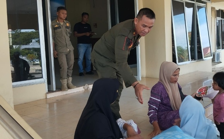 Puluhan Emak-emak Tagih Janji Bupati Soal Penyaluran Jadup