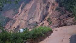 Jalan Peureulak–Lokop Tertutup Longsor