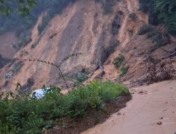 Jalan Peureulak–Lokop Tertutup Longsor