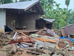 Banjir Terjang Gampong Kubu, Satu Rumah Ambruk