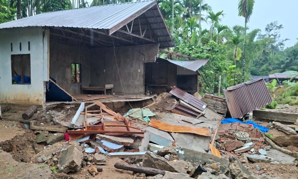 Rumah Ambruk