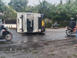 Hantam Trotoar Jembatan, Truk Pengangkut Sayuran Terbalik