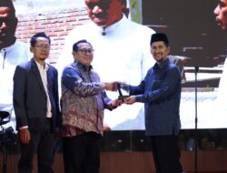 SMSI Aceh Anugerahi Fadhlullah Tokoh Penguat Ekonomi Syariah