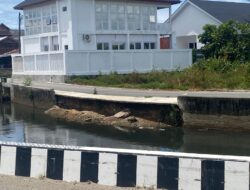 Dinding Sungai Krueng Doy Rusak, Warga Khawatir Jalan Ikut Amblas