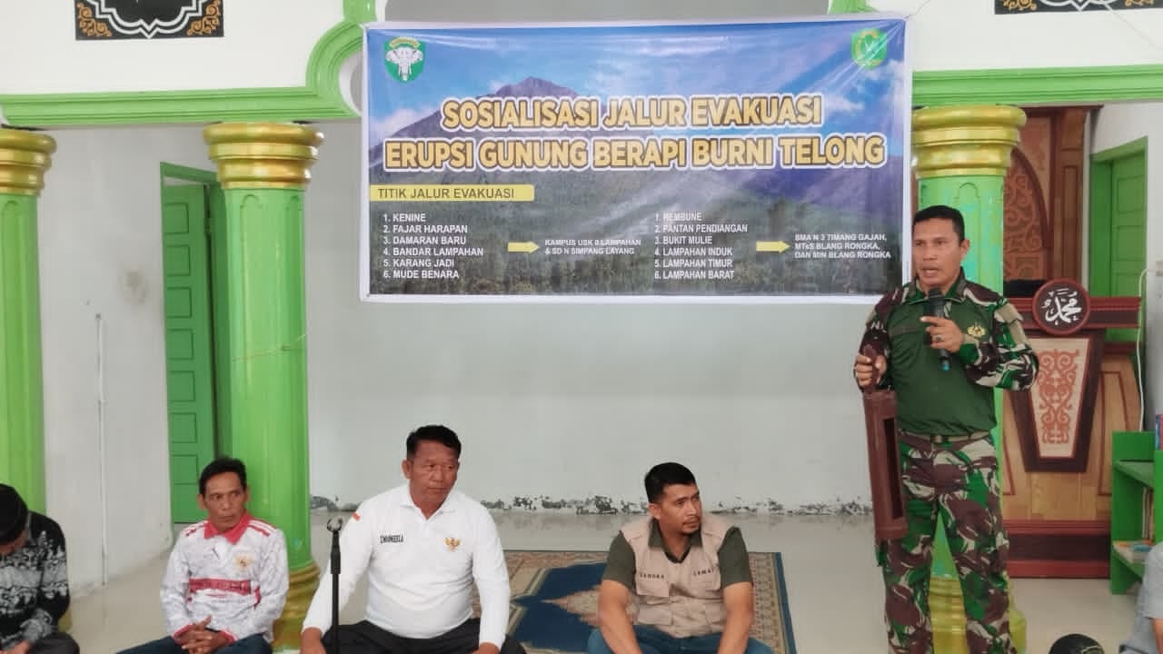 Antisipasi Erupsi Burni Telong, TNI Sosialisasikan Jalur Evakuasi kepada Warga