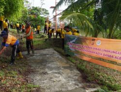 Aksi Bersama Polresta dan DLHK3 Banda Aceh Rapikan Bantaran Krueng Aceh
