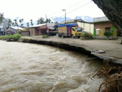 Tembok Penahan Hanyut, Jalan Kute Pulonas Baru Terancam Putus