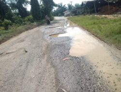 Jalan Padang Langgis-Pusong Kapal Rusak, Warga Keluhkan “Lubang Buta”