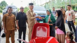 65 Pengumpul Batu Putih di Ujong Tanoh Terima Bantuan Gerobak Sorong