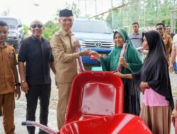 65 Pengumpul Batu Putih di Ujong Tanoh Terima Bantuan Gerobak Sorong