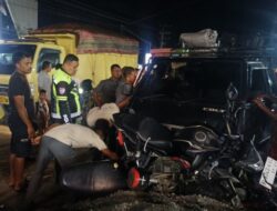 L300 Tabrak Motor dan Kendaraan Parkir, Dua Pelajar Luka